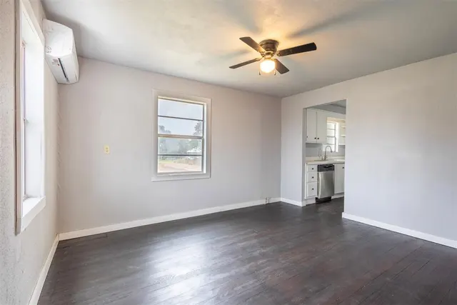 Photo 5 — 305 W Cedar Avenue, Sayre, OK 73662