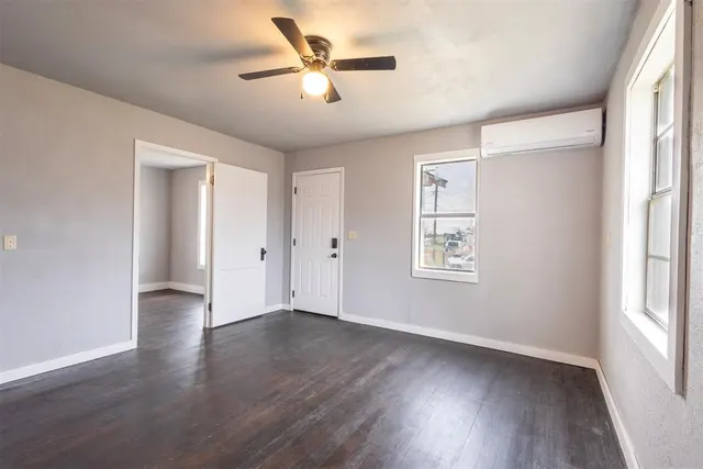 Photo 6 — 305 W Cedar Avenue, Sayre, OK 73662