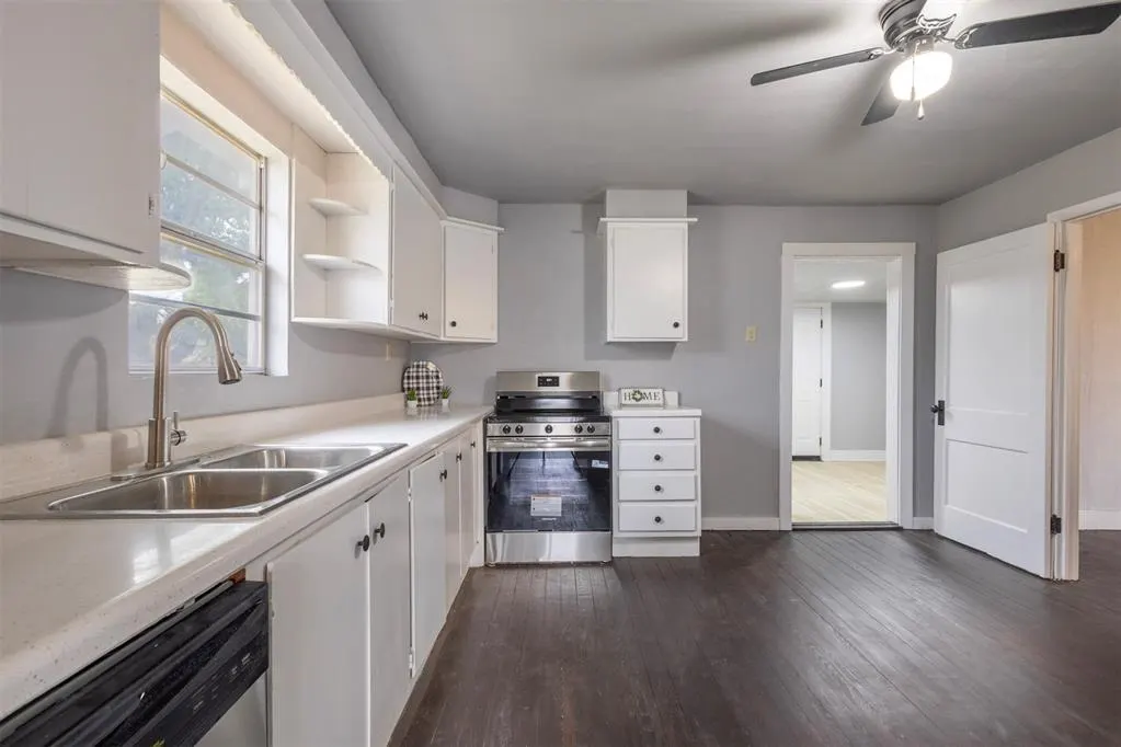 Photo 8 — 305 W Cedar Avenue, Sayre, OK 73662