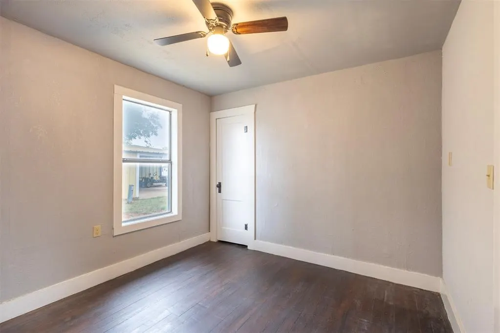 Photo 10 — 305 W Cedar Avenue, Sayre, OK 73662
