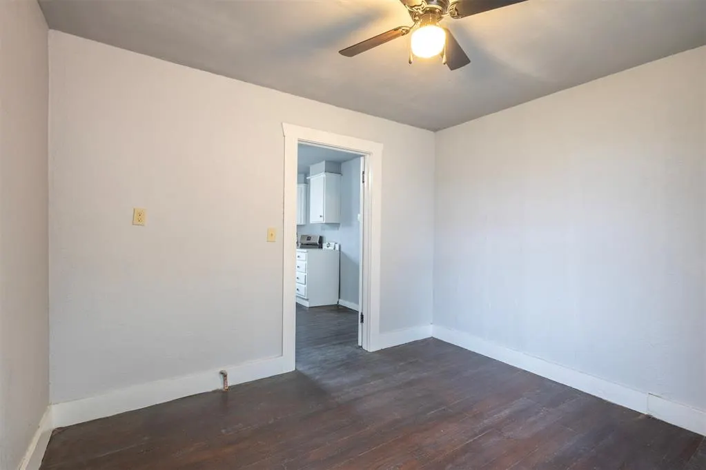 Photo 11 — 305 W Cedar Avenue, Sayre, OK 73662