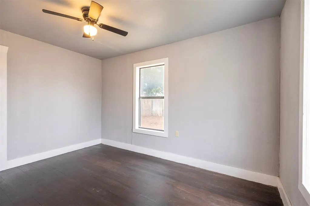 Photo 12 — 305 W Cedar Avenue, Sayre, OK 73662