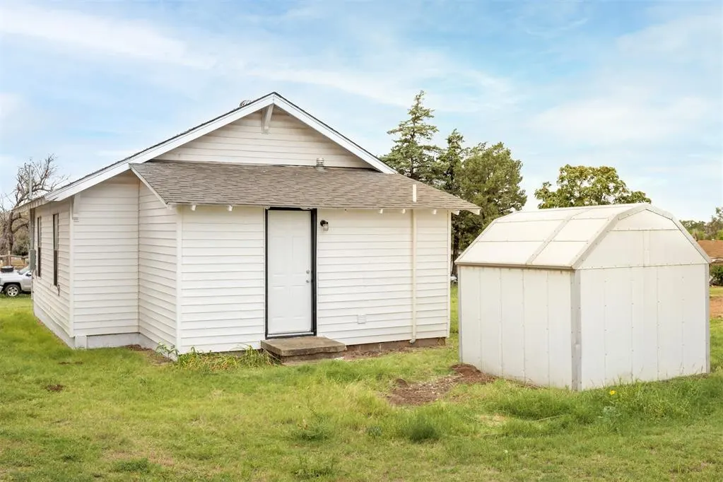 Photo 18 — 305 W Cedar Avenue, Sayre, OK 73662