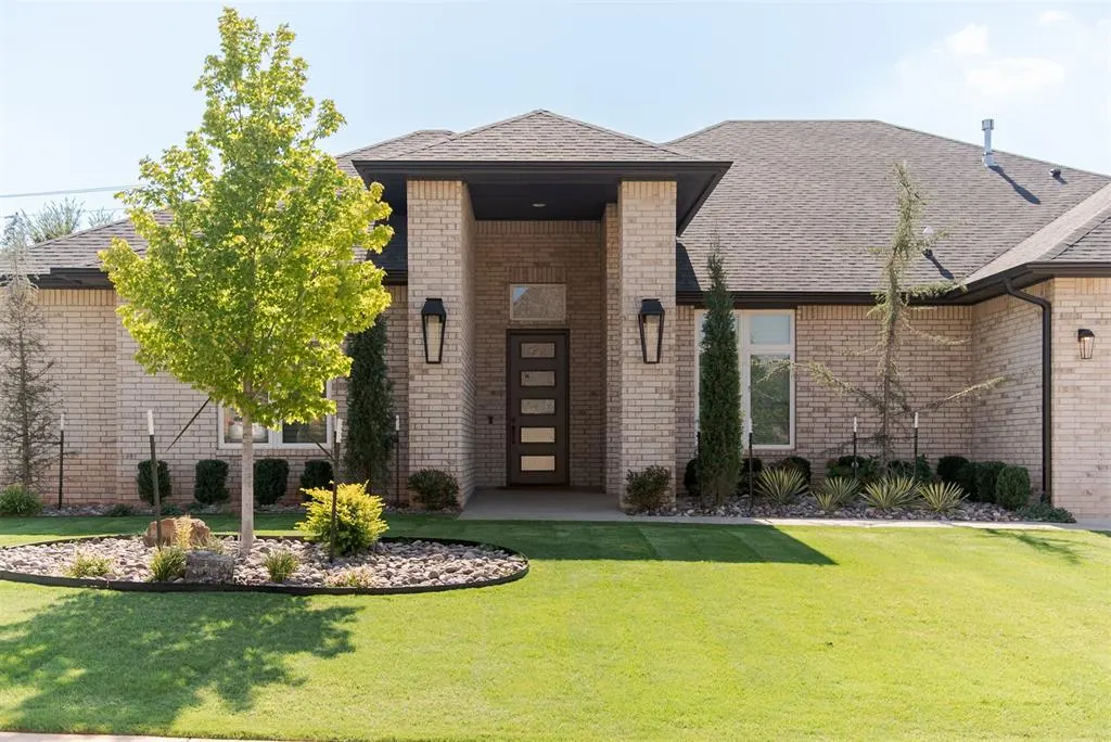Front exterior — 364 Saint Claire Drive Drive, Edmond, OK 73025