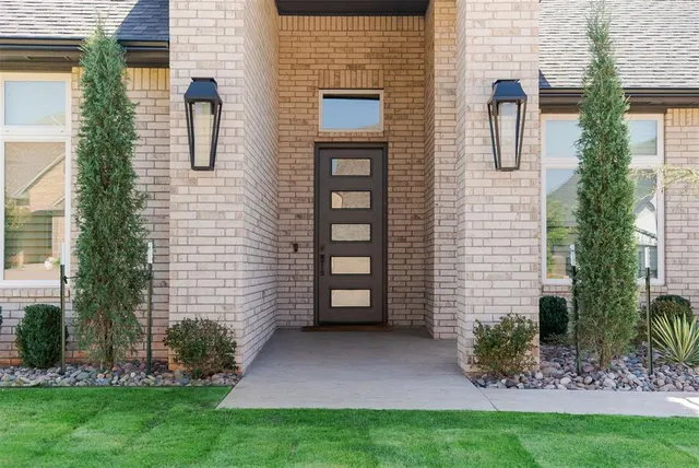Photo 2 — 364 Saint Claire Drive Drive, Edmond, OK 73025