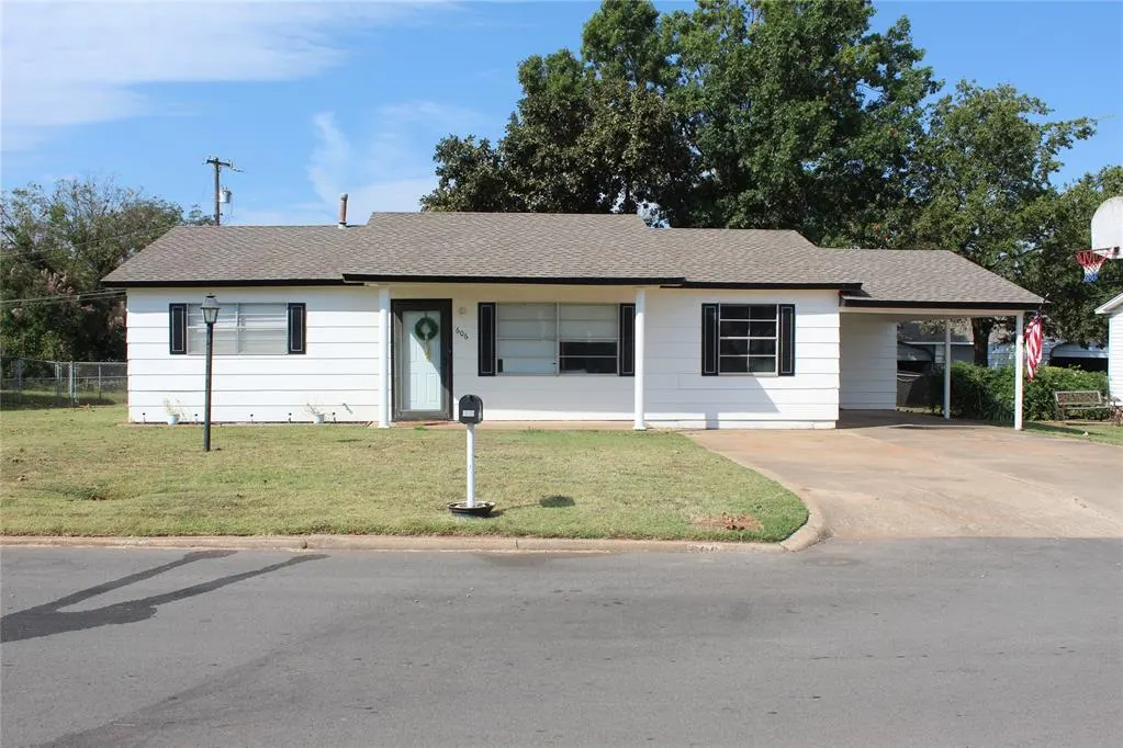 Front exterior — 606 N Cedar Avenue, Stroud, OK 74079