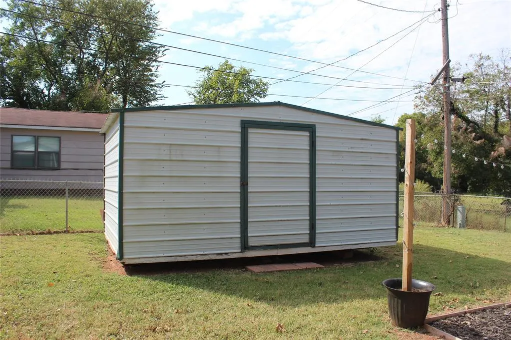 Photo 11 — 606 N Cedar Avenue, Stroud, OK 74079