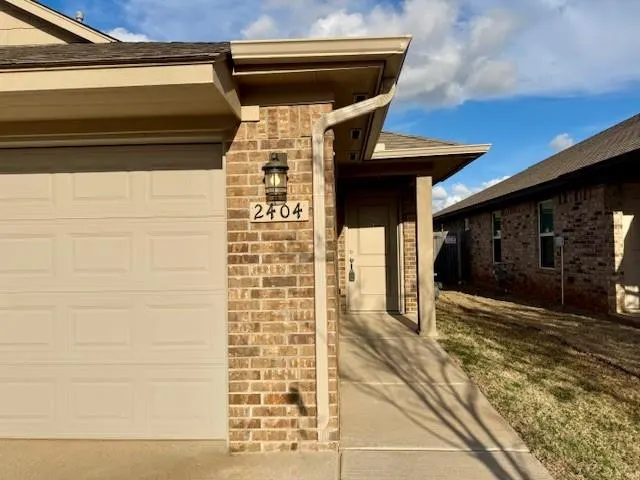 Photo 2 — 2404 Finesilver Lane, Oklahoma City, OK 73128