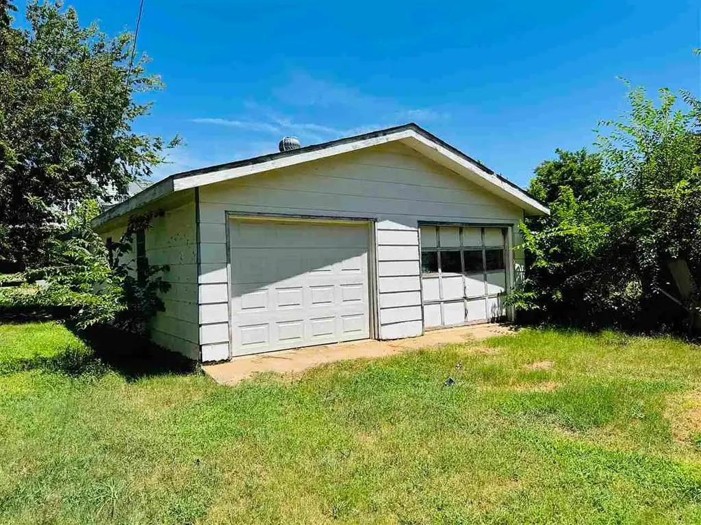 Photo 12 — 1208 Holly Street, Perry, OK 73077