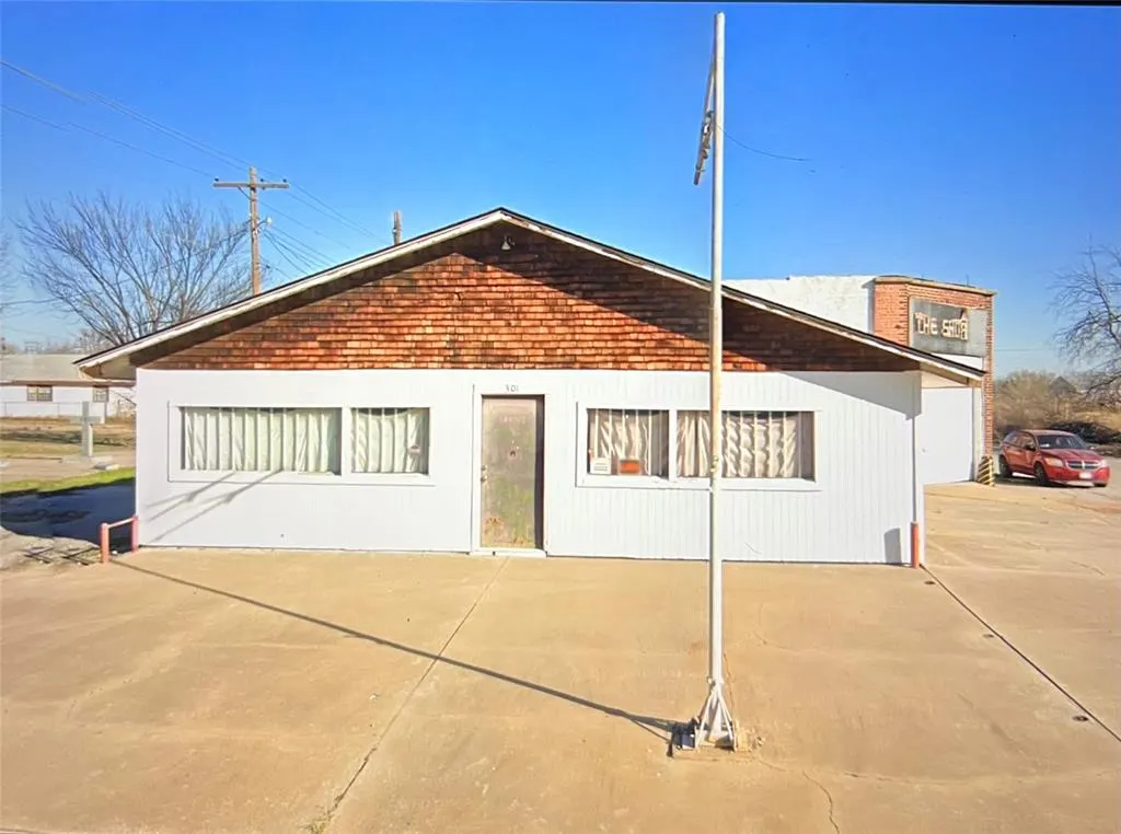Photo 2 — 319 N 1st Street, Anadarko, OK 73005