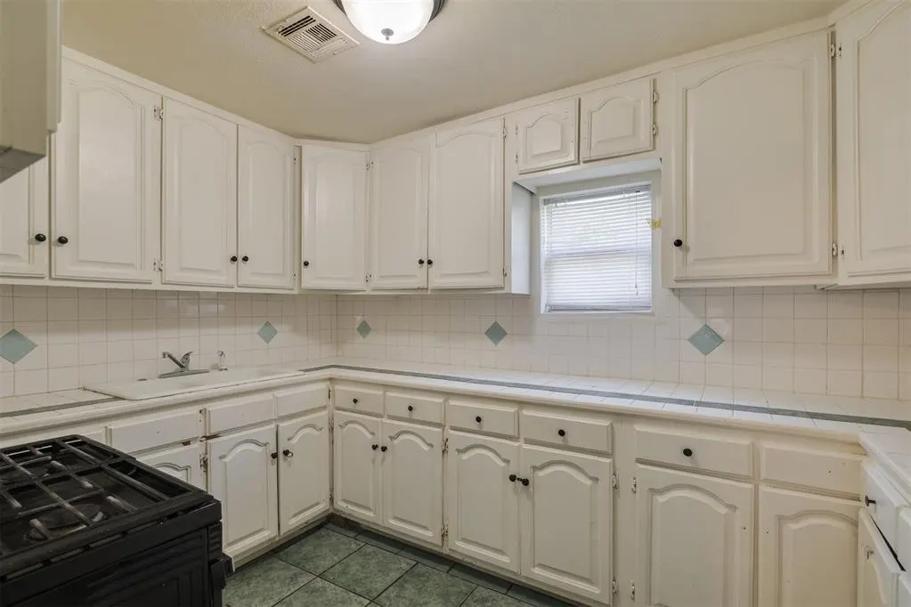 Photo 11 — 1615 NW 11th Street, Oklahoma City, OK 73106