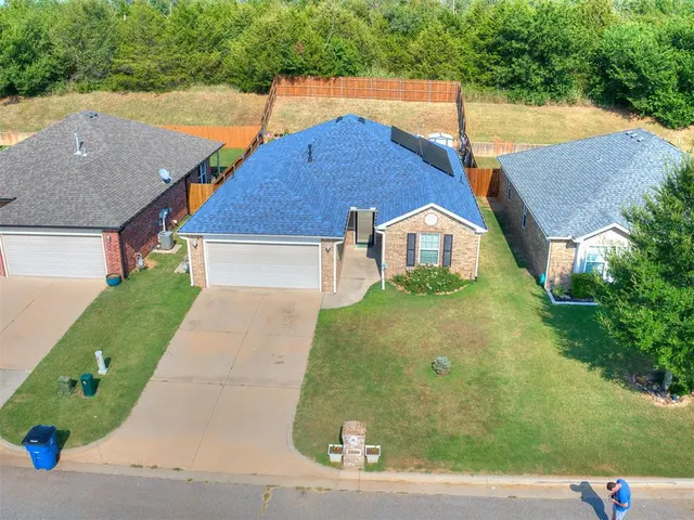 Photo 2 — 2000 Bradford Circle, Newcastle, OK 73065