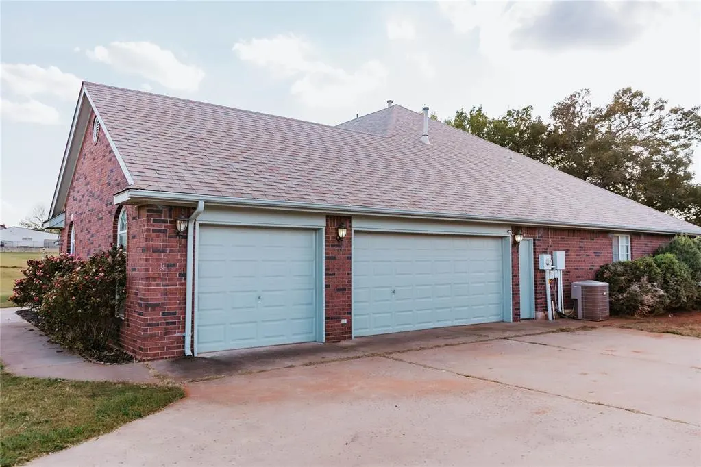 Photo 2 — 111 Key Drive, Wellston, OK 74881