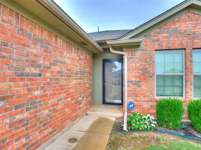 Photo 3 — 9504 SW 29 Terrace, Oklahoma City, OK 73128