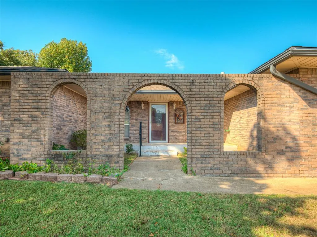Photo 2 — 2903 Del Casa Circle, Midwest City, OK 73110