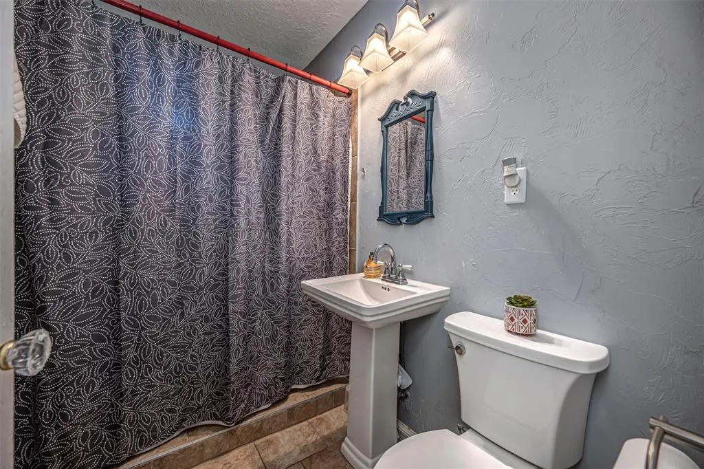 Photo 12 — 5821 NW 51st Street, Warr Acres, OK 73122