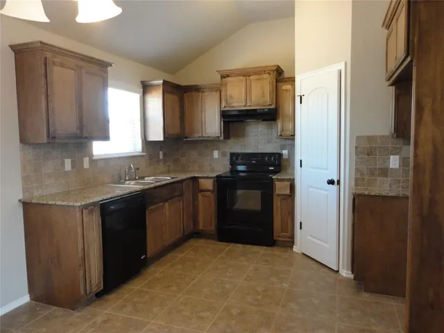 Photo 5 — 5802 Clearwater Drive, Oklahoma City, OK 73179