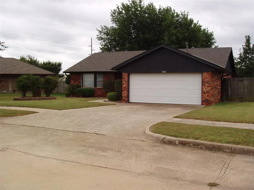 Photo 2 — 1716 Sandalwood Drive, Norman, OK 73071