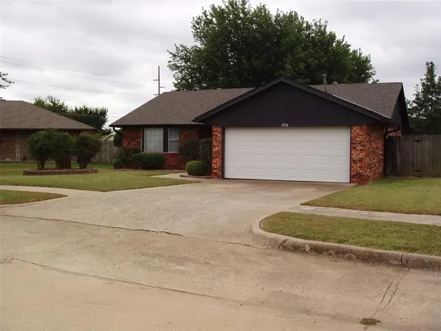 Photo 2 — 1716 Sandalwood Drive, Norman, OK 73071