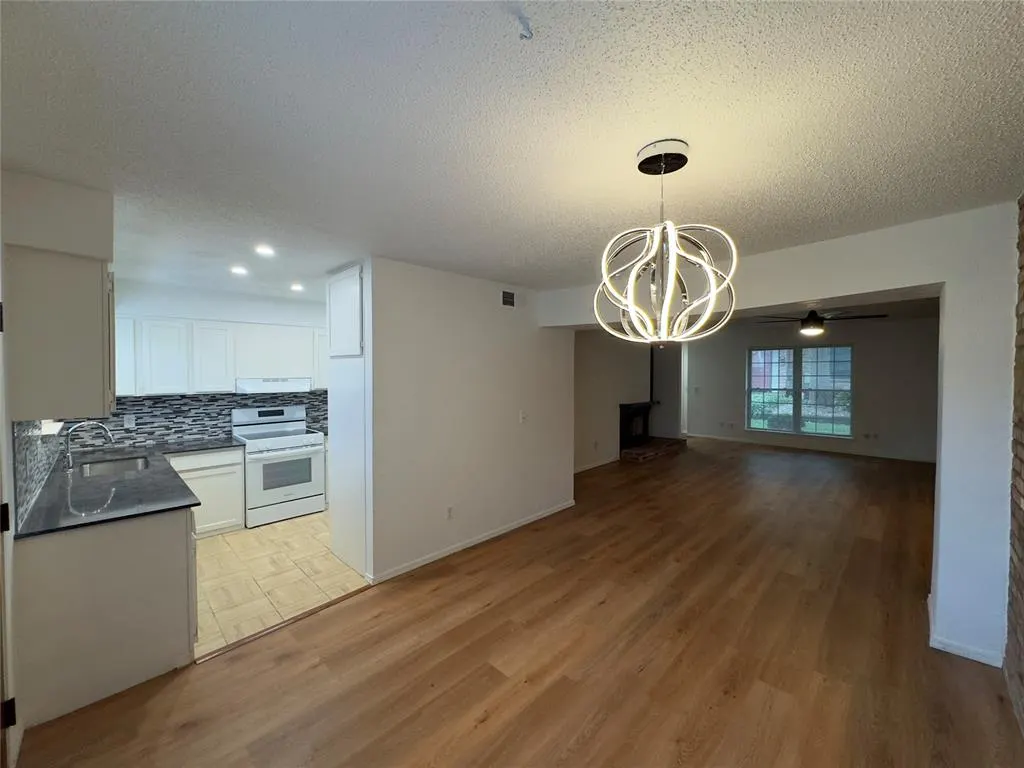 Photo 3 — 3325 Brookhollow Court, Oklahoma City, OK 73120