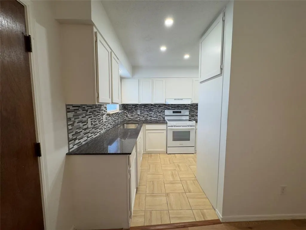 Photo 9 — 3325 Brookhollow Court, Oklahoma City, OK 73120