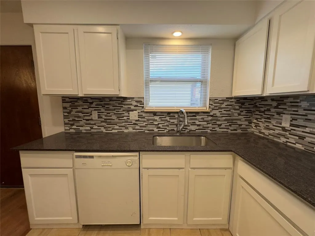 Photo 13 — 3325 Brookhollow Court, Oklahoma City, OK 73120
