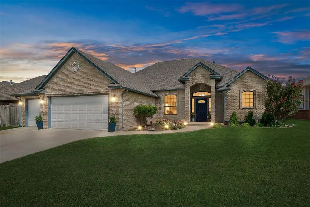 Photo 2 — 817 Tea Rose Drive, Yukon, OK 73099