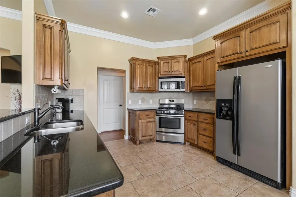 Photo 6 — 817 Tea Rose Drive, Yukon, OK 73099
