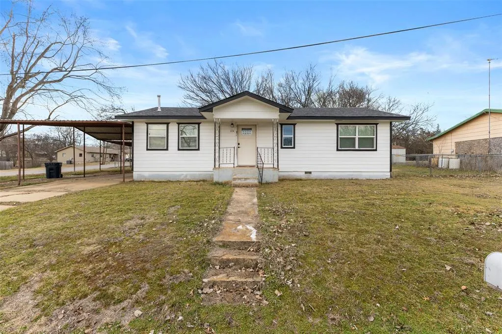 Front exterior — 1514 W McAlester, Sulphur, OK 73086