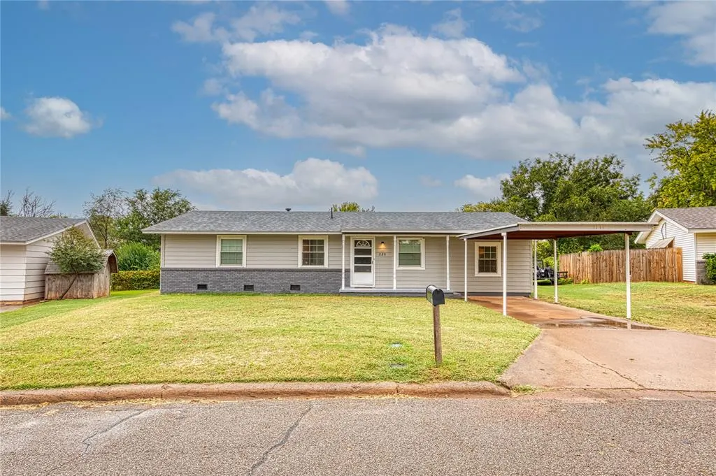 Front exterior — 220 HOOVER Circle, Elk City, OK 73644