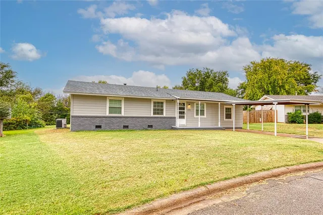 Photo 2 — 220 HOOVER Circle, Elk City, OK 73644