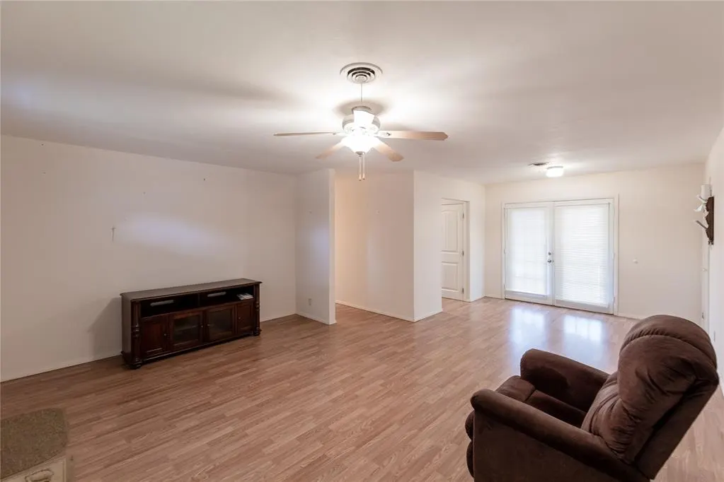 Photo 3 — 220 HOOVER Circle, Elk City, OK 73644