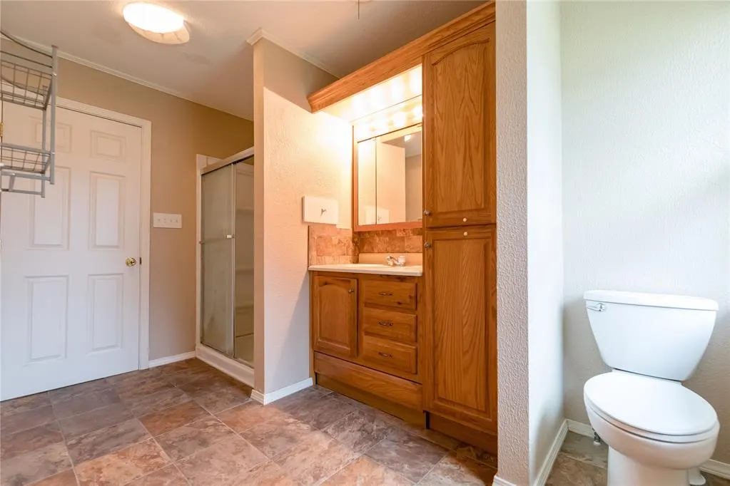 Photo 9 — 220 HOOVER Circle, Elk City, OK 73644