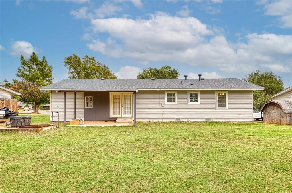 Photo 14 — 220 HOOVER Circle, Elk City, OK 73644