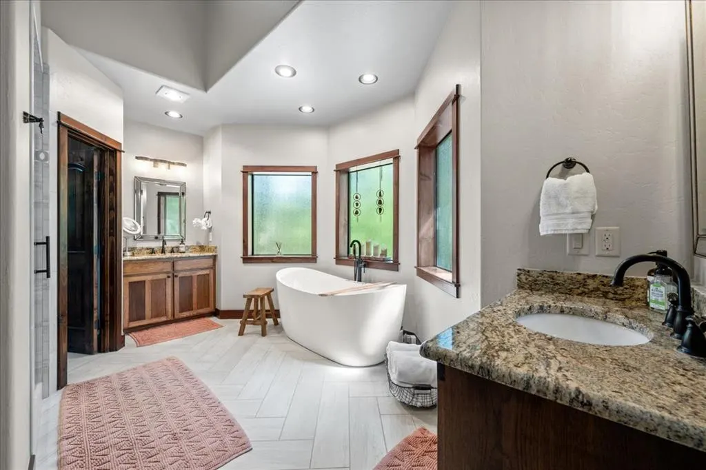 Photo 14 — 1110 Lake Ridge Lane, Broken Bow, OK 74728