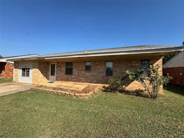 Front exterior — 1607 Fieldstone, Tecumseh, OK 74873