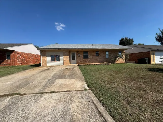 Photo 2 — 1607 Fieldstone, Tecumseh, OK 74873