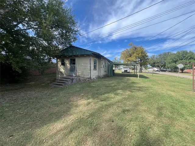 Photo 7 — 320 E 1st Street, Stroud, OK 74079