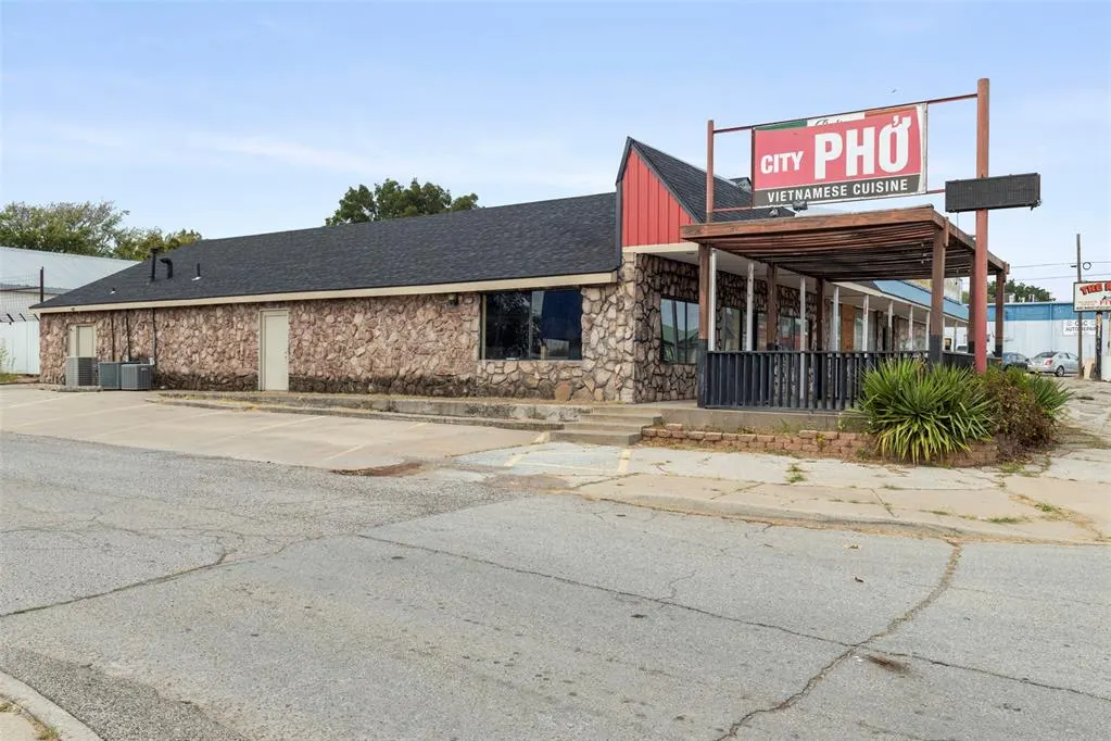 Front exterior — 327 S Green Avenue, Purcell, OK 73080