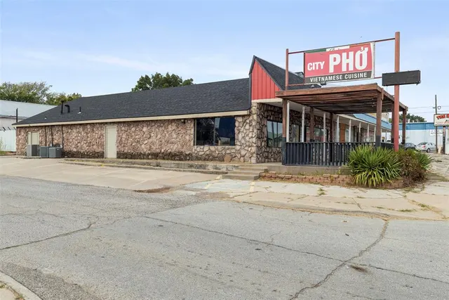 Front exterior — 327 S Green Avenue, Purcell, OK 73080