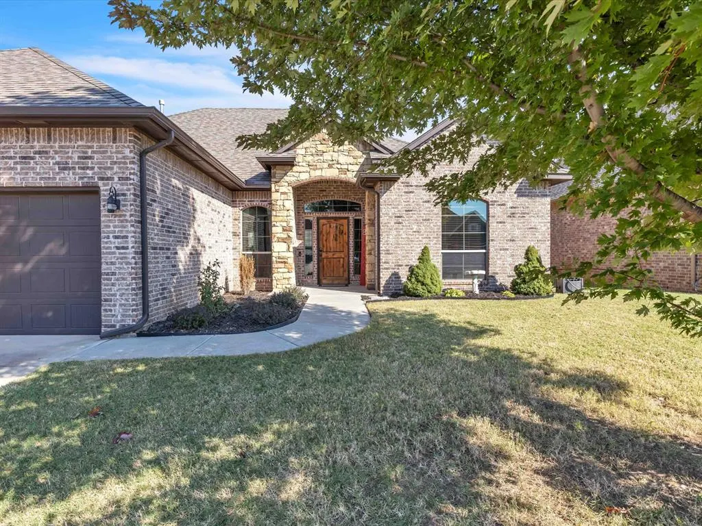 Photo 2 — 5504 St James Place, Oklahoma City, OK 73179