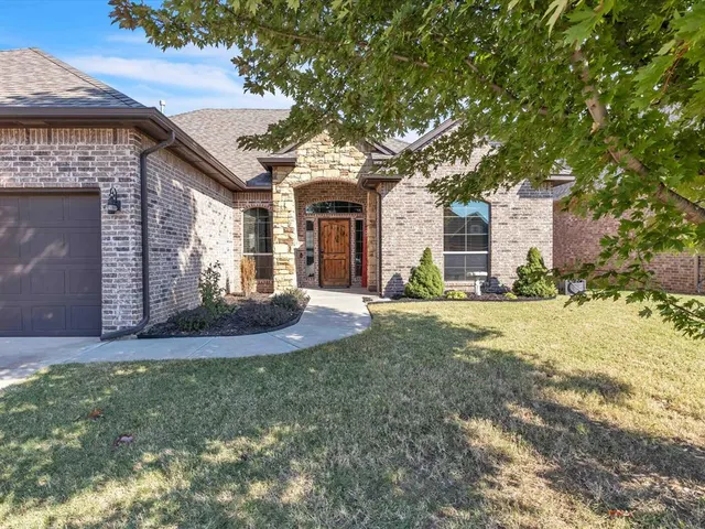 Photo 2 — 5504 St James Place, Oklahoma City, OK 73179