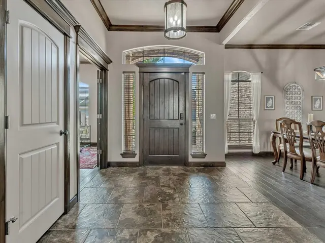 Photo 3 — 5504 St James Place, Oklahoma City, OK 73179