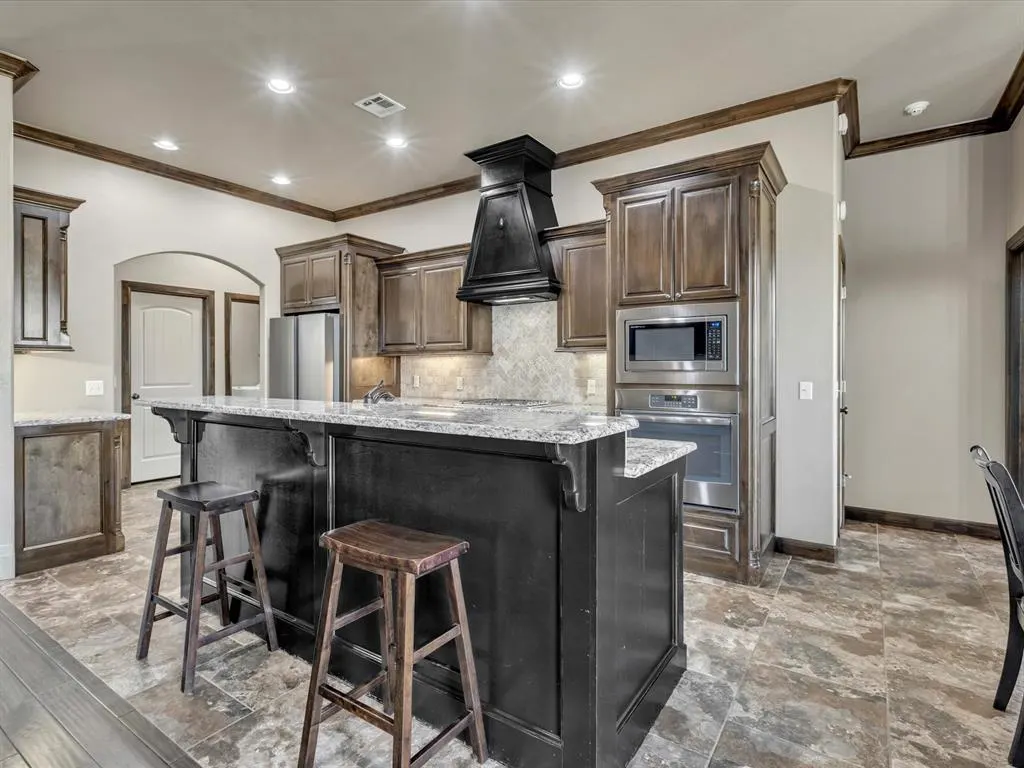 Photo 7 — 5504 St James Place, Oklahoma City, OK 73179