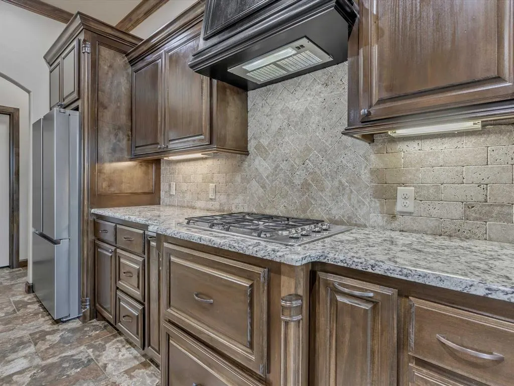 Photo 9 — 5504 St James Place, Oklahoma City, OK 73179
