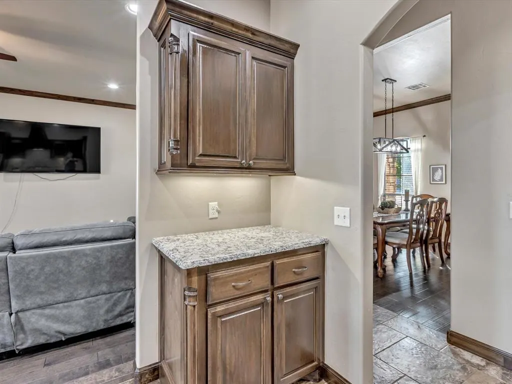 Photo 10 — 5504 St James Place, Oklahoma City, OK 73179