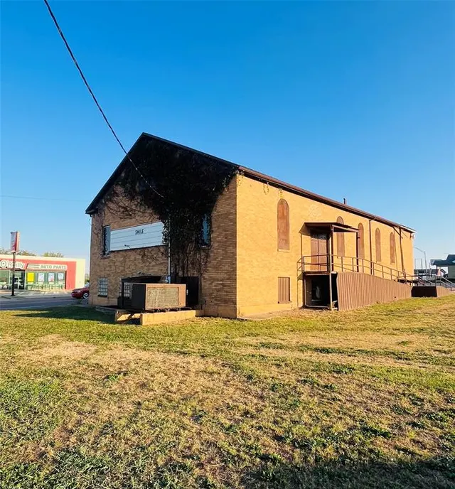 Photo 5 — 104 W Walnut Avenue, Seminole, OK 74868