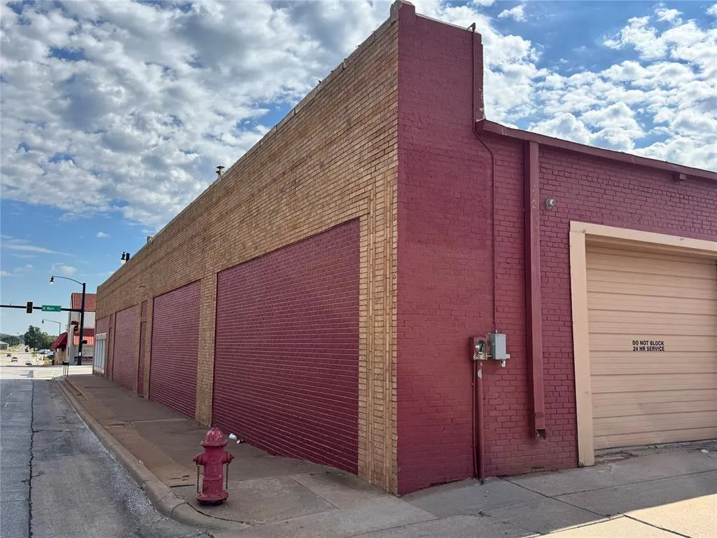 Photo 2 — 121 N Main Street, Elk City, OK 73644