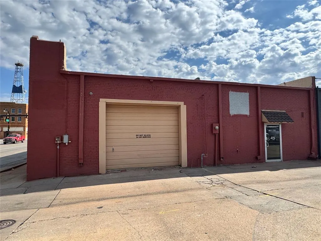 Photo 3 — 121 N Main Street, Elk City, OK 73644
