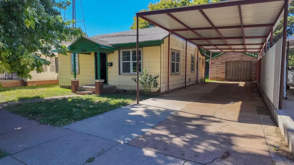Photo 2 — 616 S 11th Street, Clinton, OK 73601